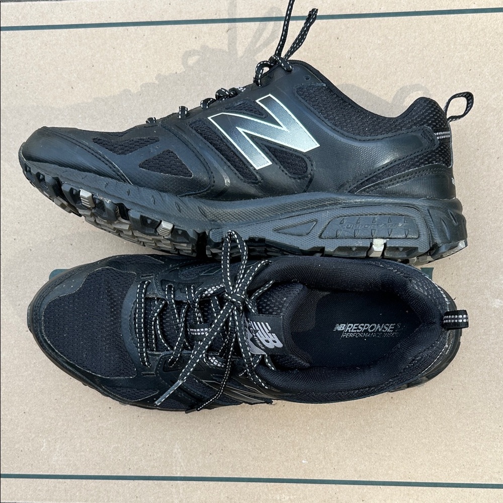 New Balance Black & Silver Men's Athletic Trail Shoes